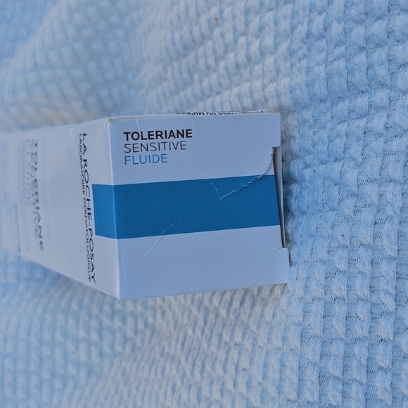 La Roche Posay Toleriane Sensitive Fluide Oil Free Moisturizer 1.35floz - Picture 4 of 6